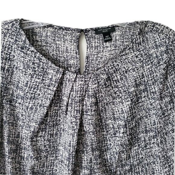 Women Ann Taylor Top Blouse MP Flowy Pleat Career Modern Lightweight Black White - Picture 3 of 14